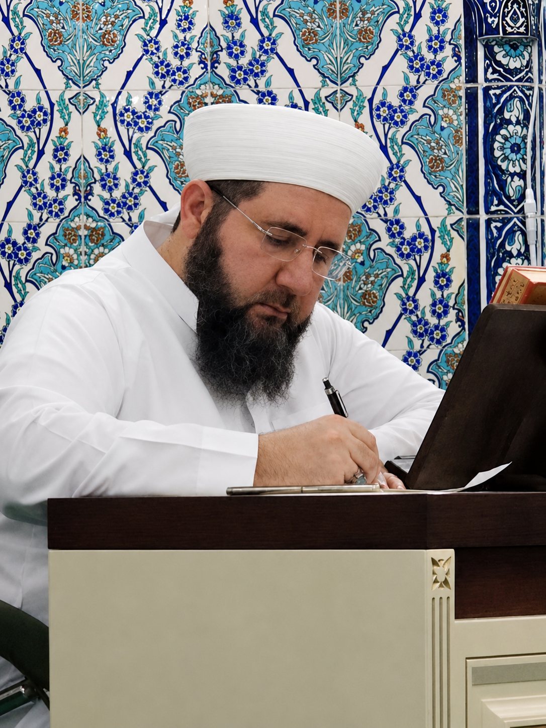Şeyda Hazretleri yazı yazarken